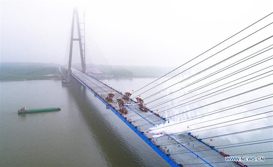 Maior ponte sobre rio Yangtze entra na reta final de constru??o