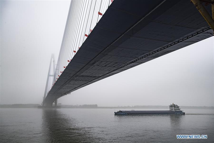 Maior ponte sobre rio Yangtze entra na reta final de constru??o