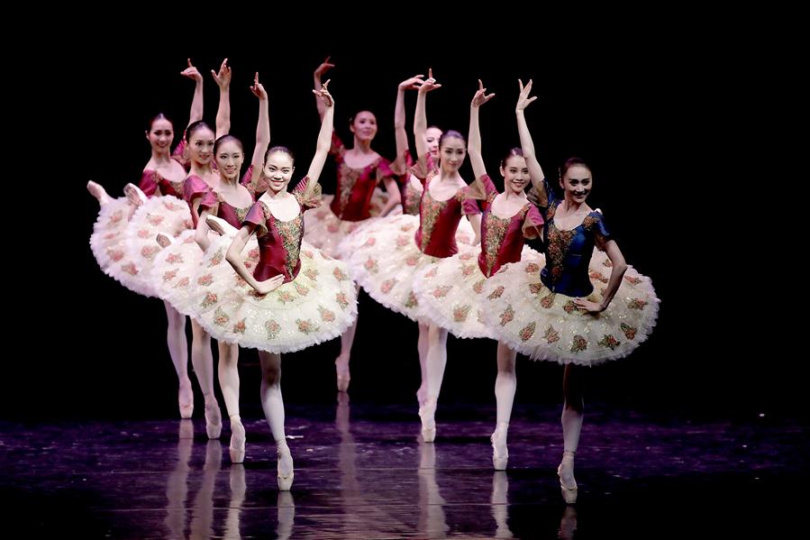 Balé Nacional da China no palco do Centro de Conven??es Ulysses Guimar?es em Brasília