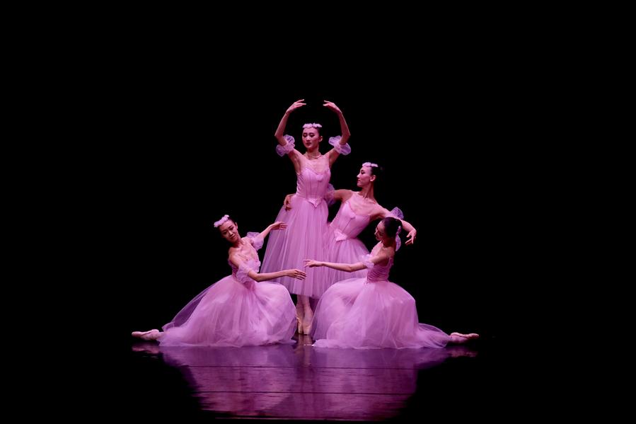 Balé Nacional da China no palco do Centro de Conven??es Ulysses Guimar?es em Brasília