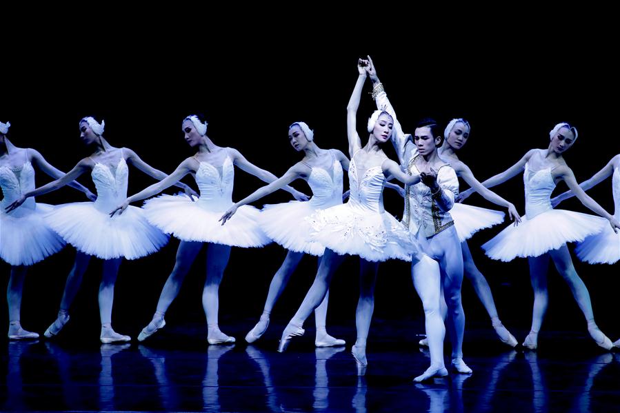 Balé Nacional da China no palco do Centro de Conven??es Ulysses Guimar?es em Brasília