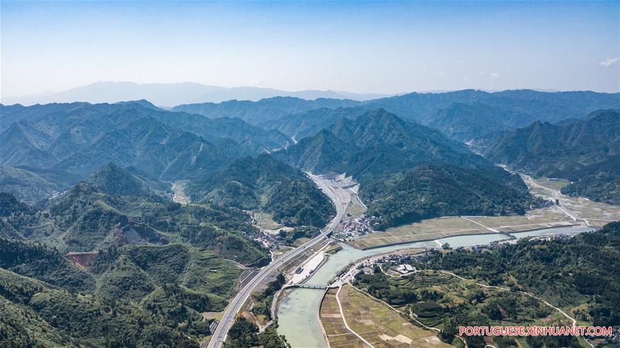 Concluída se??o de Guizhou da rodovia Tongren-Huaihua, no sudoeste da China