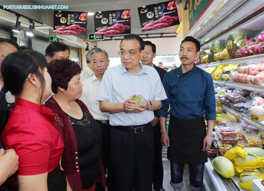 Premiê chinês destaca redu??o de impostos e tarifas e melhora de servi?os financeiros