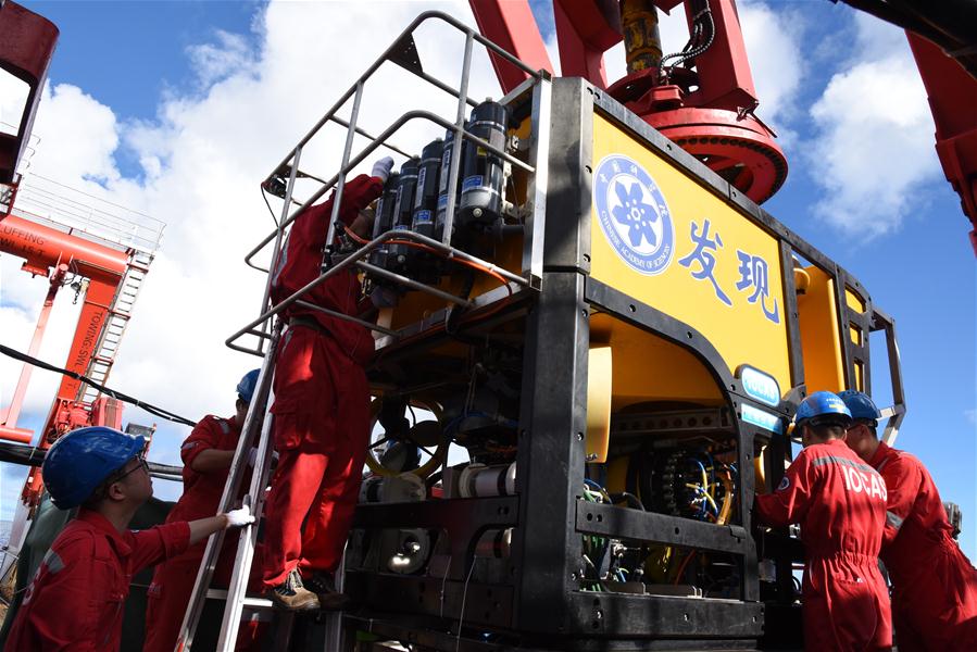 Navio de pesquisa chinês explora montanhas submarinas da Fossa das Marianas