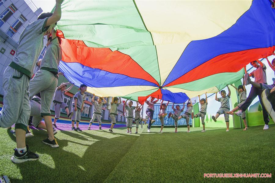 Crian?as chinesas comemoram com atividades o Dia Internacional da Crian?a