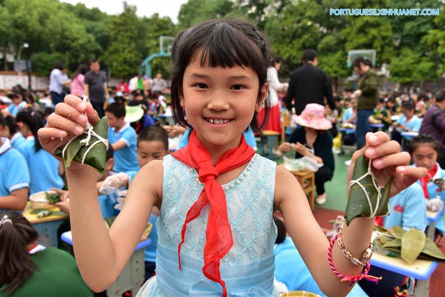 Pessoas preparam Zongzi com a chegada do próximo Festival do Barco-Drag?o