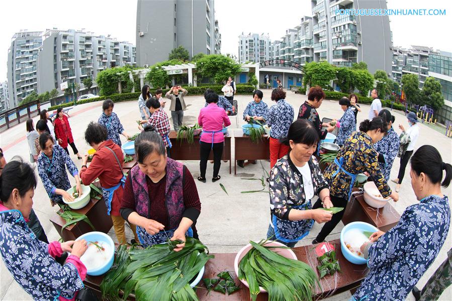 Pessoas preparam Zongzi com a chegada do próximo Festival do Barco-Drag?o