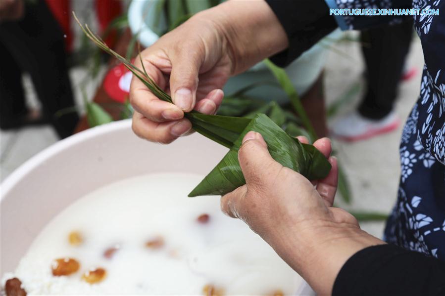 Pessoas preparam Zongzi com a chegada do próximo Festival do Barco-Drag?o