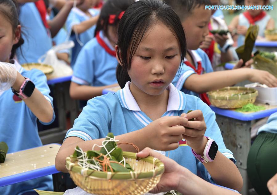 Pessoas preparam Zongzi com a chegada do próximo Festival do Barco-Drag?o