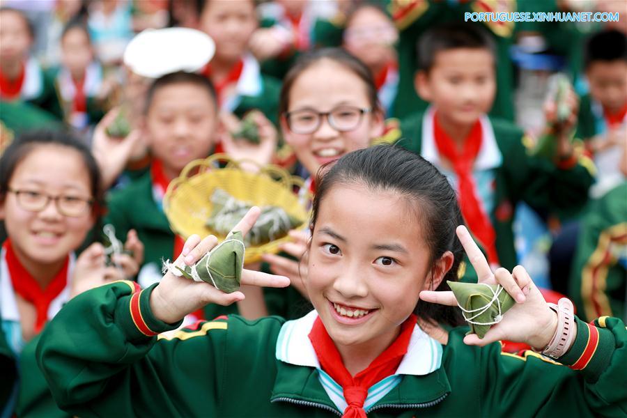 Pessoas preparam Zongzi com a chegada do próximo Festival do Barco-Drag?o