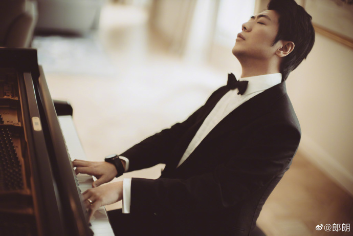 Pianista chinês Lang Lang divulga fotografias em trajes de casamento