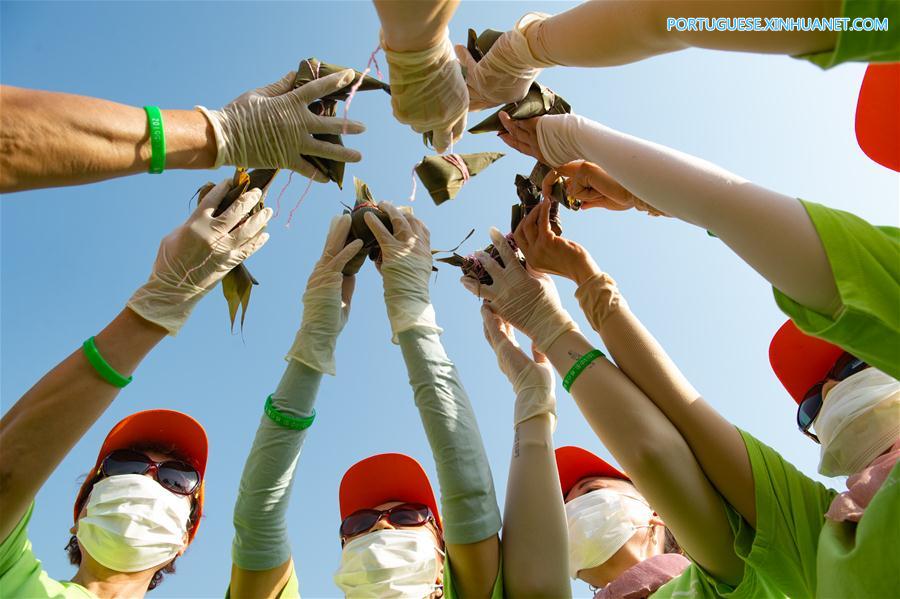 Pessoas preparam Zongzi para comemorar Festival do Barco-Drag?o