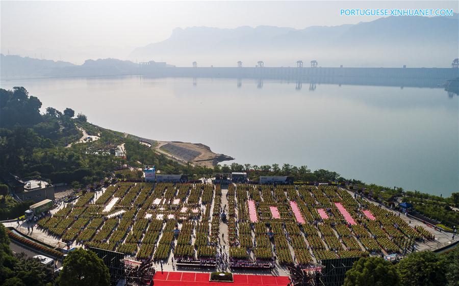 Pessoas preparam Zongzi para comemorar Festival do Barco-Drag?o