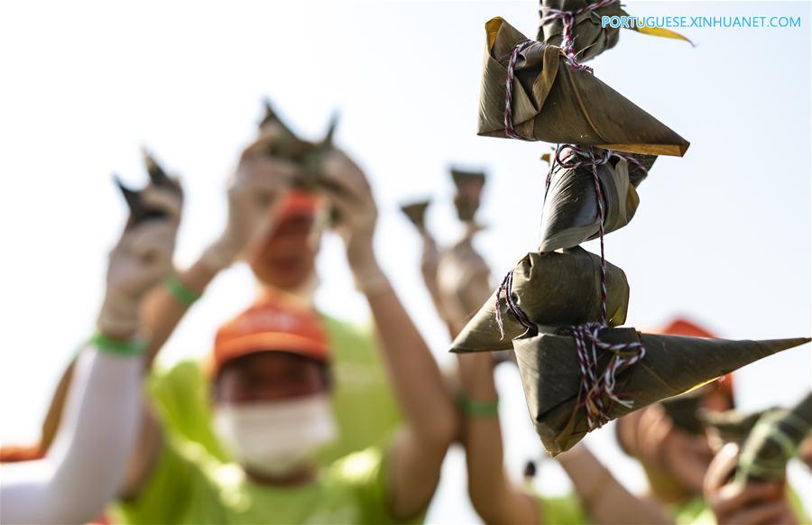 Pessoas preparam Zongzi para comemorar Festival do Barco-Drag?o