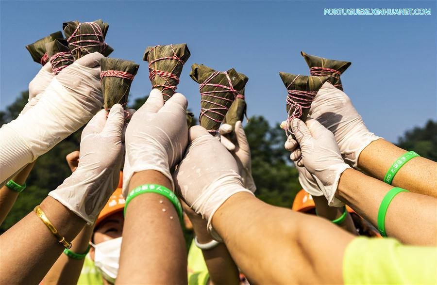 Pessoas preparam Zongzi para comemorar Festival do Barco-Drag?o