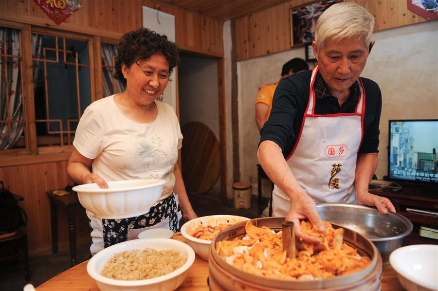 Longzha: prato regional popular em Chishui, província de Guizhou