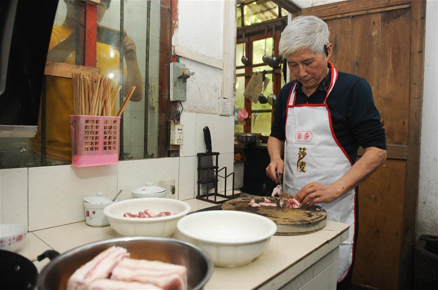 Longzha: prato regional popular em Chishui, província de Guizhou