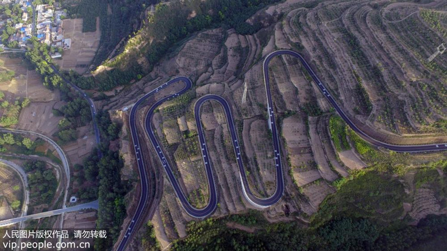 Galeria: Estrada entre aldeias contribui no combate à pobreza em Shaanxi