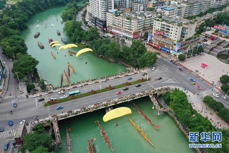 Galeria: Desfile de barco do drag?o realizado em comemora??o ao Festival do Barco-Drag?o