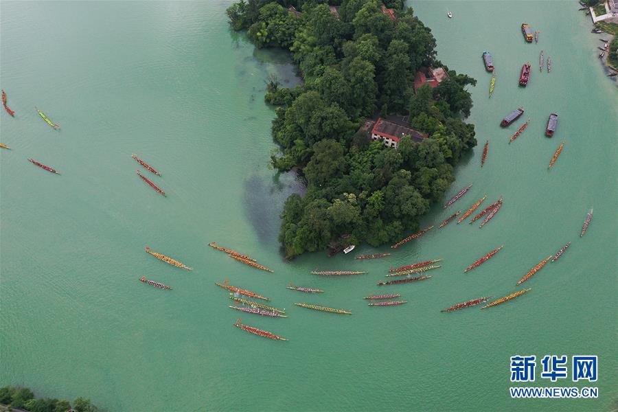Galeria: Desfile de barco do drag?o realizado em comemora??o ao Festival do Barco-Drag?o
