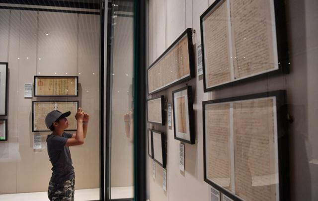 Documentos chineses sobre Macau arquivados em Portugal s?o exibidos