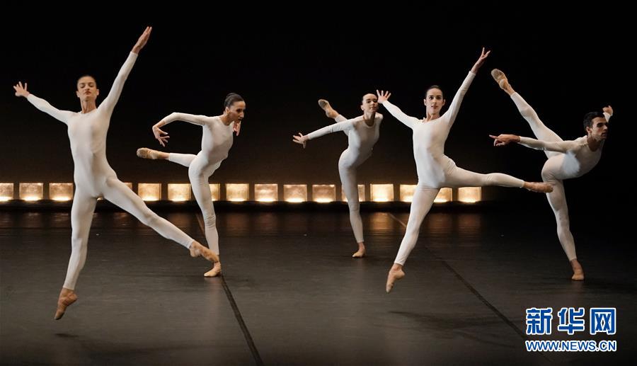 Espectáculo “Quinze Bailarinos e Tempo Incerto” da CNB apresentado em Beijing