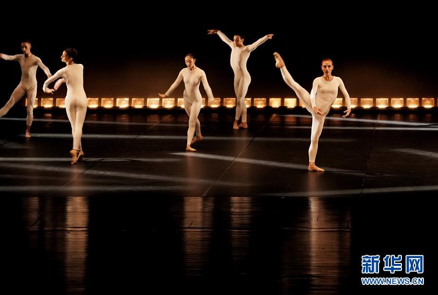 Espectáculo “Quinze Bailarinos e Tempo Incerto” da CNB apresentado em Beijing