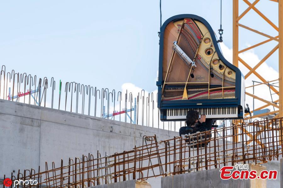 Insólito: pianista dá concerto pendurado em guindaste