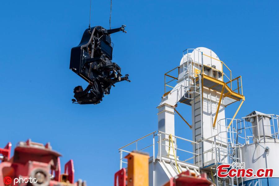 Insólito: pianista dá concerto pendurado em guindaste