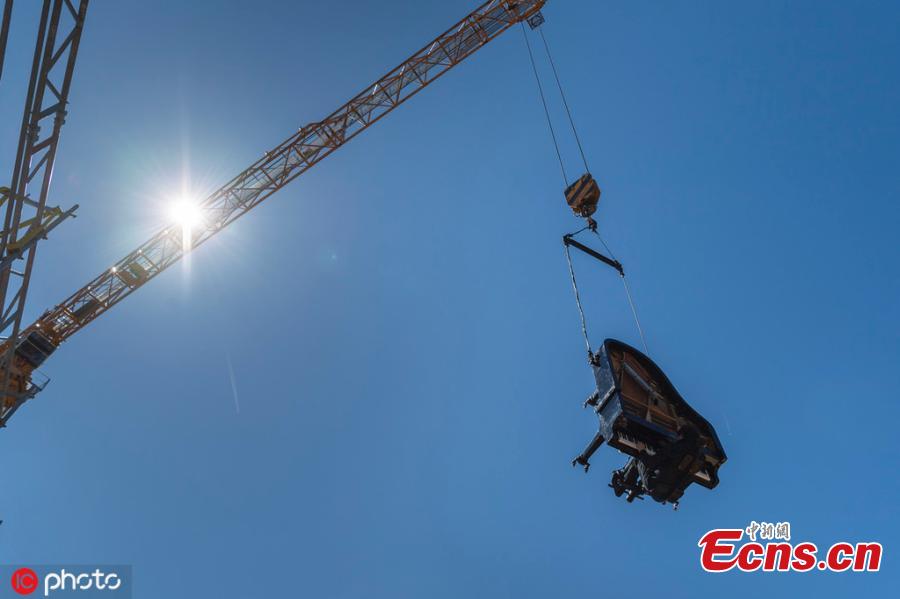 Insólito: pianista dá concerto pendurado em guindaste