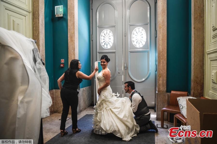 Lisboa: Noivos d?o o nó nos casamentos de Santo António