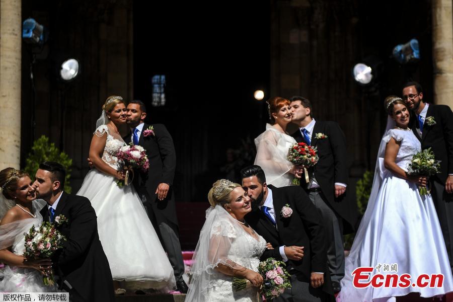 Lisboa: Noivos d?o o nó nos casamentos de Santo António