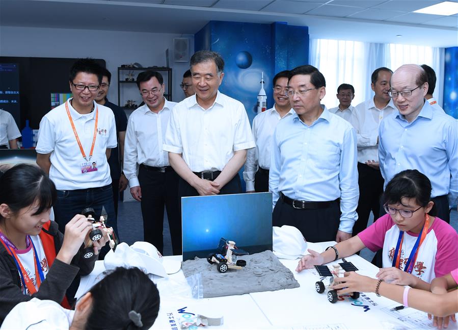 Máximo político destaca intercambios e integra??o econ?micos através do Estreito