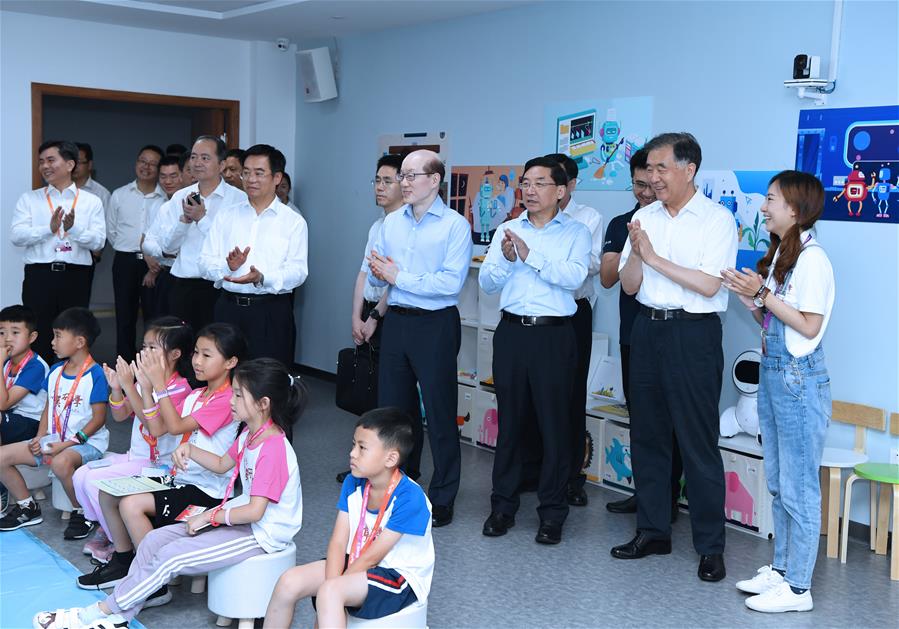 Máximo político destaca intercambios e integra??o econ?micos através do Estreito