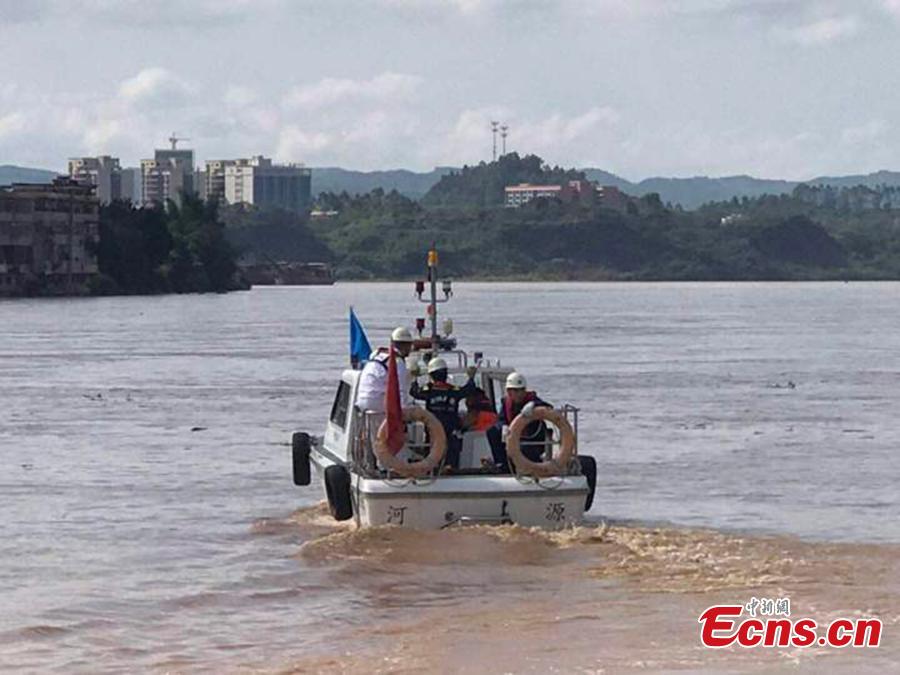 Dois veículos cairam no rio por causa de colapso da ponte em Guangdong