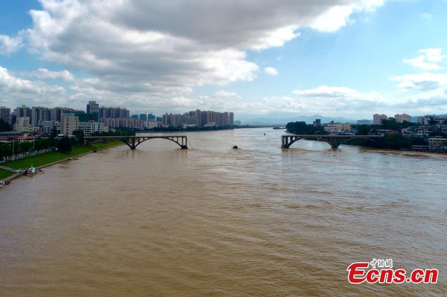 Dois veículos cairam no rio por causa de colapso da ponte em Guangdong