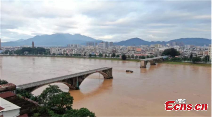 Dois veículos cairam no rio por causa de colapso da ponte em Guangdong