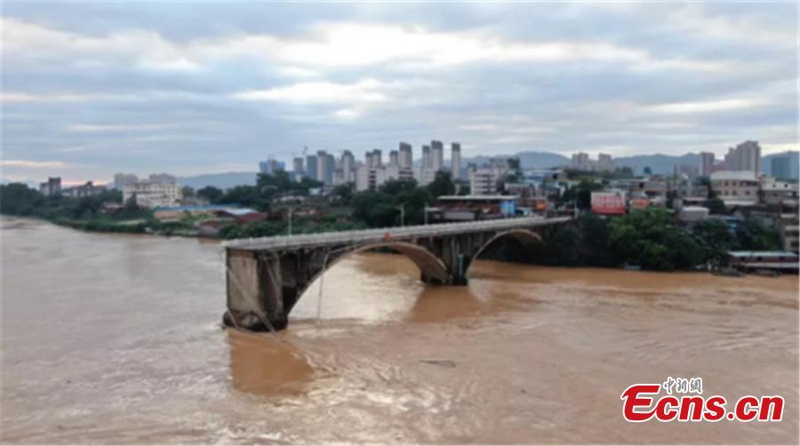 Dois veículos cairam no rio por causa de colapso da ponte em Guangdong