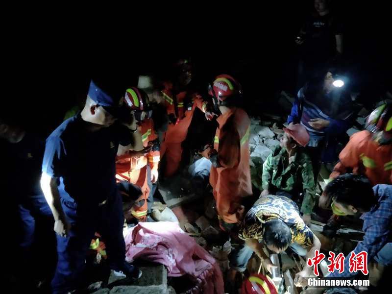11 mortos e 122 feridos no terremoto de Sichuan