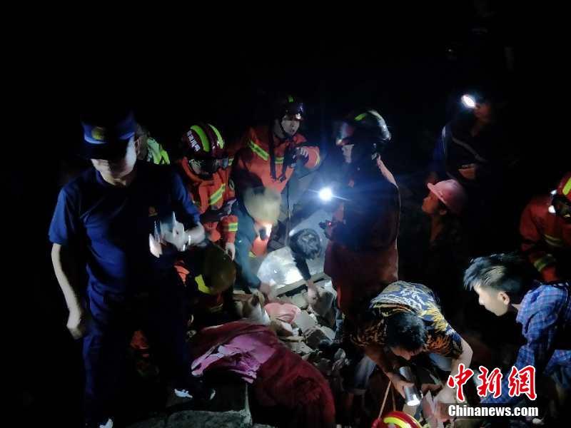 11 mortos e 122 feridos no terremoto de Sichuan