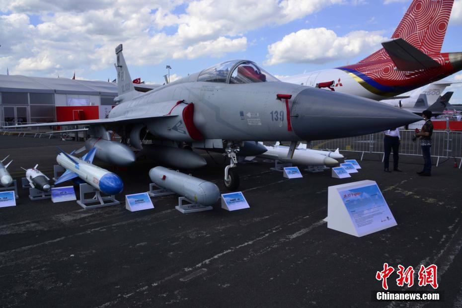 Galeria: O 53o Paris Air Show inaugurada com a participa??o de várias companhias aeronáiticas da China