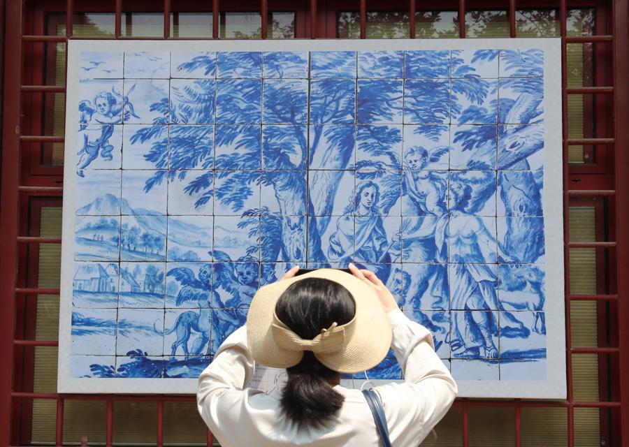 Cidade Proibida é enfeitada com azulejos nas comemora??es de 40 anos de rela??es sino-portuguesas