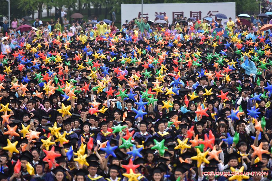 Cerim?nias de gradua??o universitária realizadas em toda a China