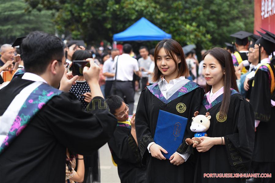 Cerim?nias de gradua??o universitária realizadas em toda a China