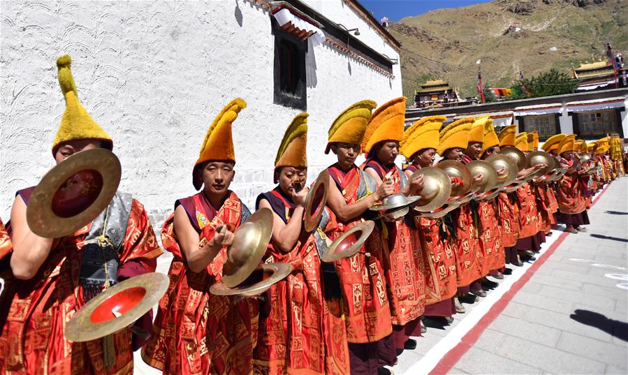11o Panchen Lama participa de rituais budistas e atividades sociais em Xigaze