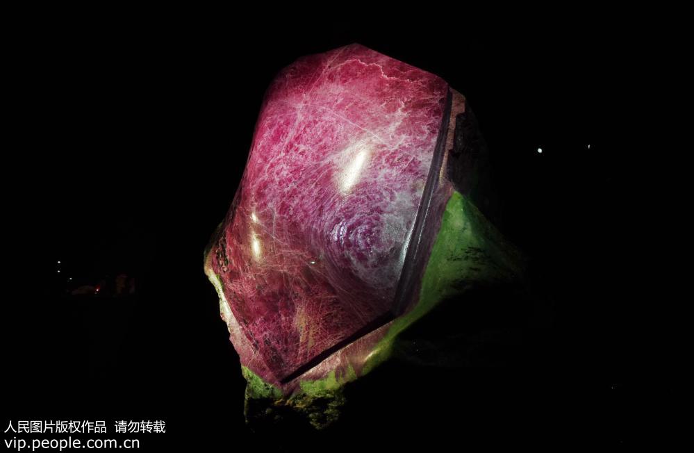 Exposi??o especial de pedras preciosas e minerais raros totalizando mais de 100 milh?es de yuans em Hangzhou