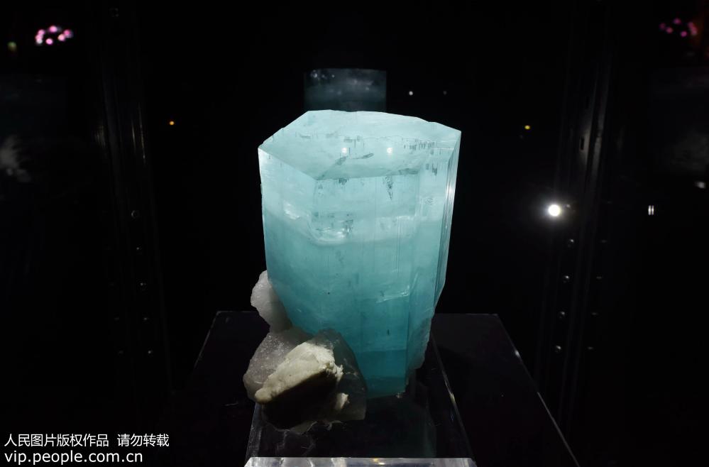Exposi??o especial de pedras preciosas e minerais raros totalizando mais de 100 milh?es de yuans em Hangzhou