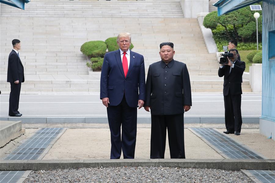 Trump e Kim Jong Un se reúnem e apertam as m?os em Panmunjom