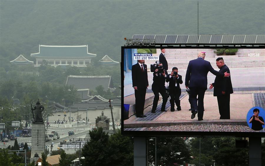 Trump e Kim Jong Un se reúnem e apertam as m?os em Panmunjom
