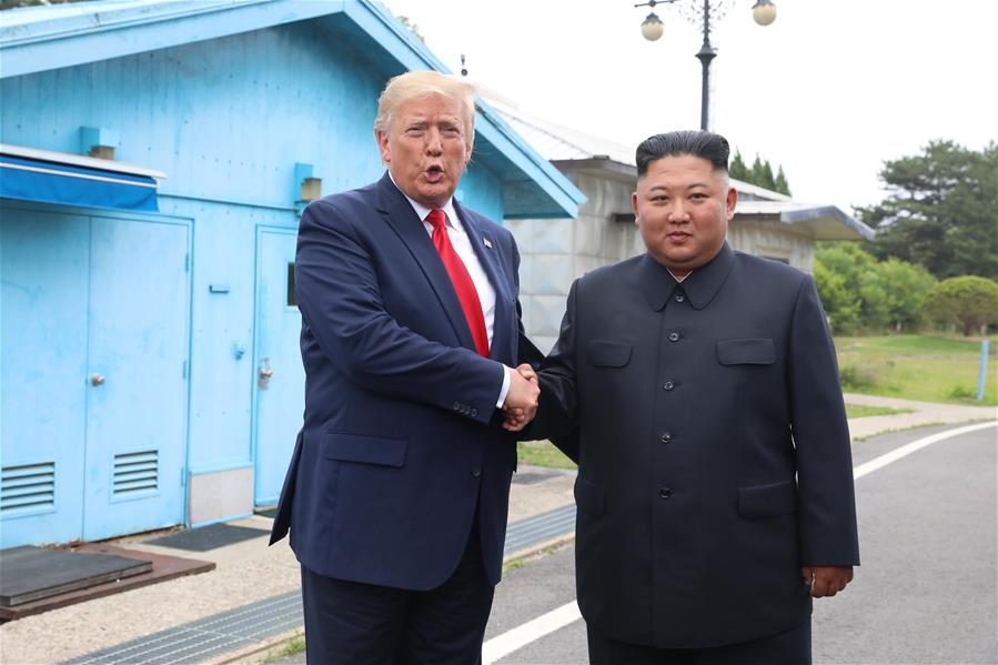Trump e Kim Jong Un se reúnem e apertam as m?os em Panmunjom